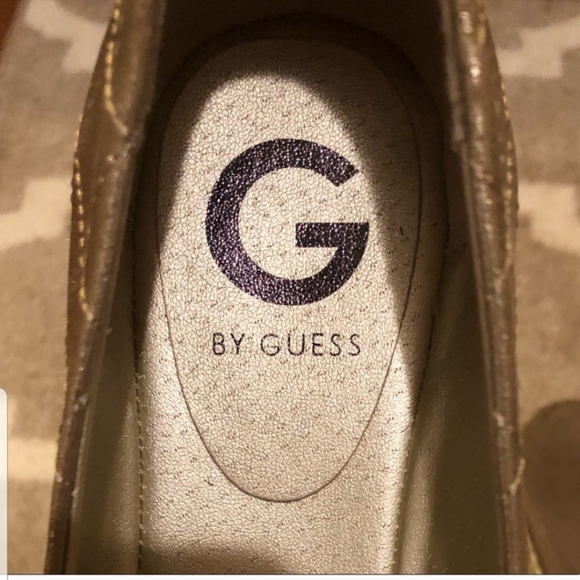 Guess Flats - Picture 2 of 4